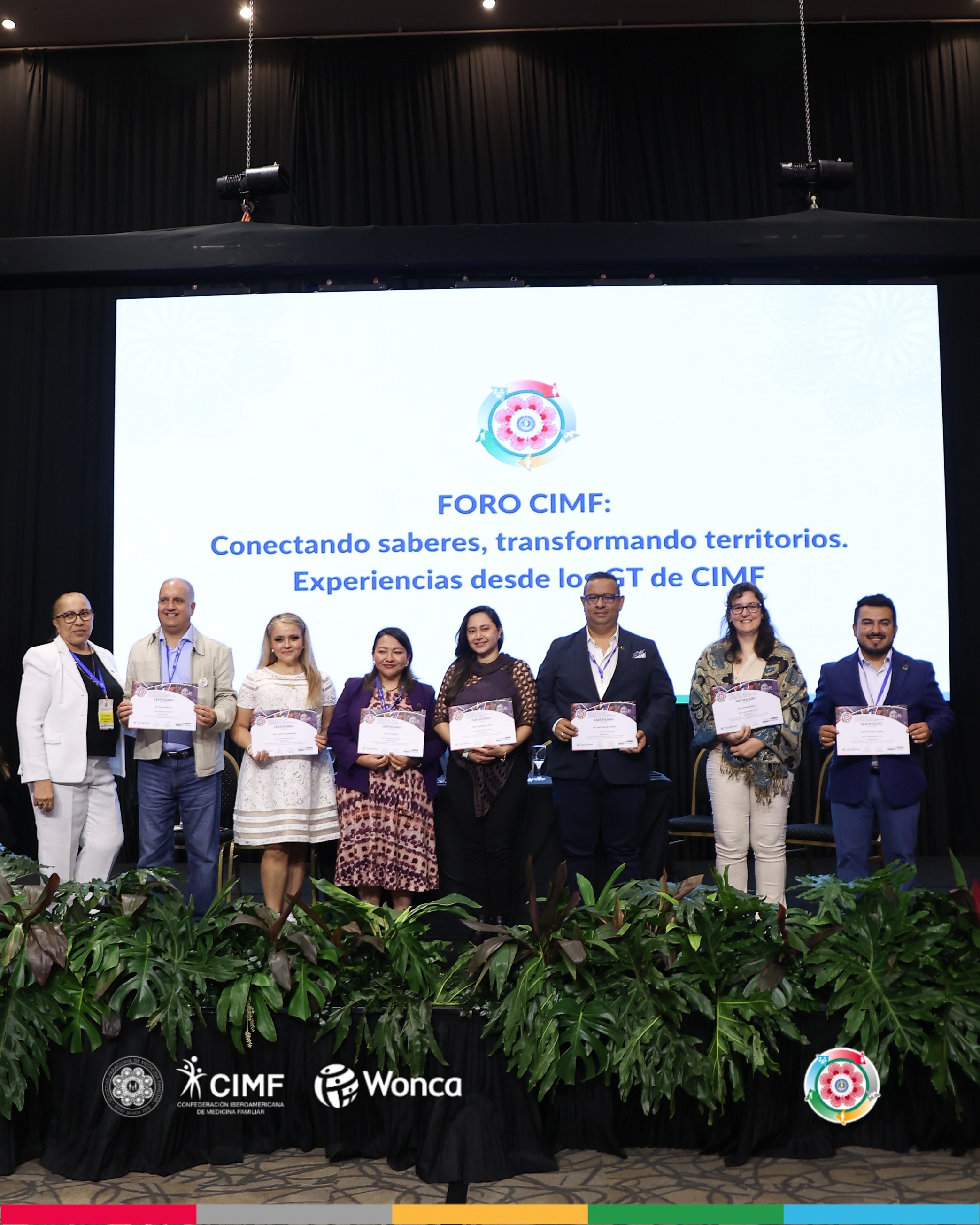 Participantes en el escenario durante el Congreso